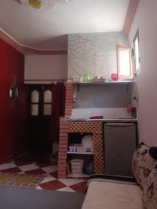 a toy kitchen with a counter in a room at فرينة in Essaouira