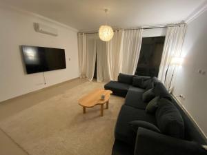 TV a/nebo společenská místnost v ubytování Luxe Madinaty Home