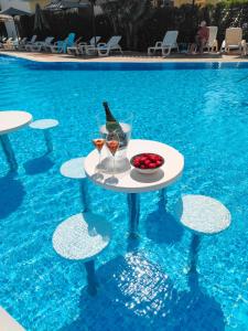 Basen w obiekcie Hotel Lakaj lub w pobliżu