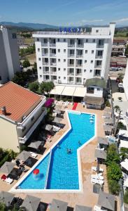 Basen w obiekcie Hotel Lakaj lub w pobliżu