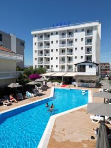 Basen w obiekcie Hotel Lakaj lub w pobliżu