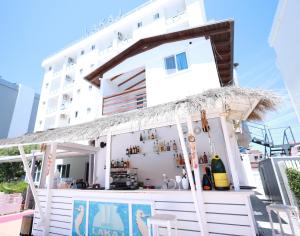 bar przed białym budynkiem w obiekcie Hotel Lakaj w mieście Velipoja