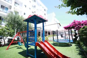 plac zabaw ze zjeżdżalnią i huśtawką w obiekcie Hotel Lakaj w mieście Velipoja