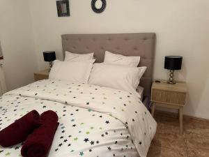Łóżko lub łóżka w pokoju w obiekcie Maison de ville avec garage