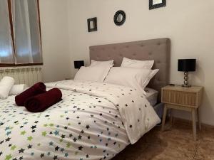Łóżko lub łóżka w pokoju w obiekcie Maison de ville avec garage