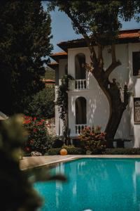 萨利杰尔梅Akvilla House Sarigerme的房子前面的游泳池