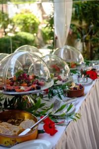 萨利杰尔梅Akvilla House Sarigerme的桌子上摆着几盘食物