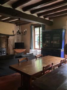 un salon avec une table en bois et un canapé dans l'établissement Gîte de la vallée, à Volnay