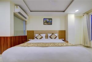 Postel nebo postele na pokoji v ubytování Hotel Grand Suites By D'Capitol Near IGI Airport