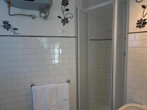 a bathroom with a shower and a toilet at Suite Romeo-monolocale intimo vicino alle spiagge in Grado +15 photos