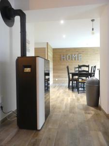 拉布雷斯LE MASSIF - Appartements tout confort avec vue的地板上有家用电器的房间