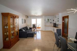a living room with a couch and a table at Apartamento superior - Alcocebre in Alcossebre