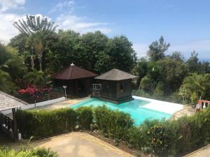 Πισίνα στο ή κοντά στο Bungalow confortable à Ruisseau avec piscine partagée