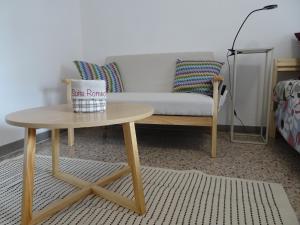 a living room with a couch and a coffee table at Suite Romeo-monolocale intimo vicino alle spiagge in Grado