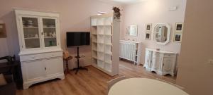a living room with white cabinets and a flat screen tv at Casa vacanze Aielli Risorgimento in Aielli