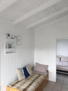 a room with a bench with a bed in it at La Casa en la Azotea in Algarrobo