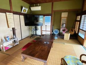 Televiisor ja/või meelelahutuskeskus majutusasutuses Kikuchi Mirai Base - 菊池みらいベース