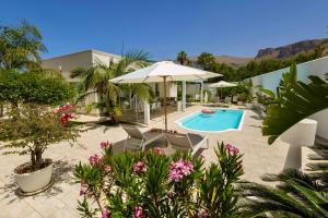 Bazén v ubytovaní Golden Holiday 2 Ville con piscine indipendenti e separate alebo v jeho blízkosti