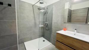 a bathroom with a shower and a sink at Appartement T3 A Marina 2 LUMIO in Lumio