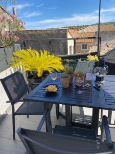 Μπαλκόνι ή βεράντα στο Maison de village sa charmante chambre avec terrasse