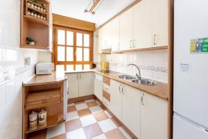 Kuchyň nebo kuchyňský kout v ubytování APARTAMENTO ADULTOS CENTRO N V 1 free parking
