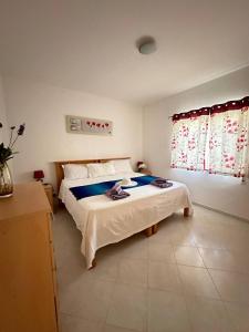 a bedroom with a large bed in a room at Appartamento 85 G Pizzo Beach Club in Fondaco Vecchio