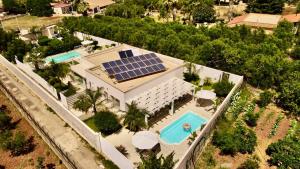Bazén v ubytovaní Golden Holiday 2 Ville con piscine indipendenti e separate alebo v jeho blízkosti
