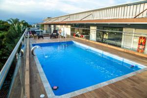 una piscina en la azotea de un edificio en Hotel Pance 122 Wellness Spa, en Cali