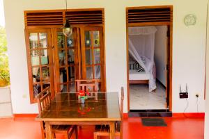 Un comedor con una mesa y un dormitorio. en Samiru Guest Inn Ella, en Ella