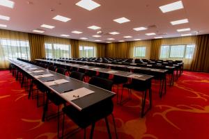 uma grande sala com fileiras de mesas e cadeiras em Grand Hotel Lapland em Gällivare