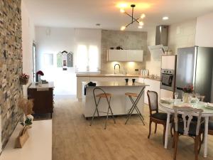 Una cocina y un comedor con mesa y sillas. en Casa Rural Miraelrio, en Corral Rubio