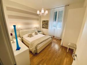 A bed or beds in a room at LEO'S HOME
