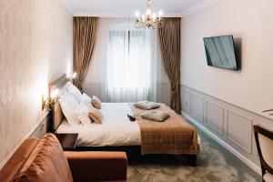 a hotel room with a bed and a couch at Casa Salzburg in Sibiu