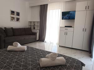 a living room with a couch and two towels on a table at Kariani Beach Studio in Karianí