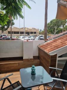 een tafel en stoelen op een balkon met een parkeerplaats bij la Casetta Island village in Adeje