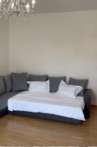 un lit avec deux oreillers dessus dans une chambre dans l'établissement Komitas Apartement, à Erevan