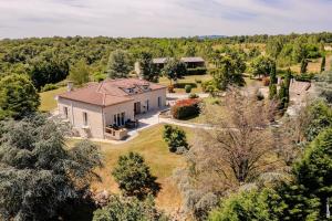 an aerial view of a large white house at La maison de Gradille - Piscine in Lisle-sur-Tarn