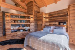 Postel nebo postele na pokoji v ubytování Chalet 14 personnes I Luxe I Piscine & Sauna I Salle cinéma I Le Chalet Club + 36 fotografií