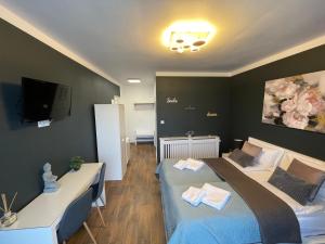 a hotel room with two beds and a television at Vila Salzburg in Ocna Sibiului