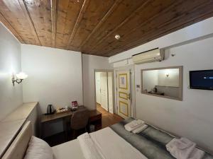 Postel nebo postele na pokoji v ubytování Le Safran Suite Hotel