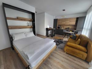 Ένα ή περισσότερα κρεβάτια σε δωμάτιο στο Sika Splendor Apartment Arad