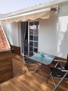 een tafel en stoelen in een kamer met een tent bij la Casetta Island village in Adeje