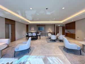 Posezení v ubytování Chic 2BR APT at Act One Act Two Near Burj Khalifa 3504