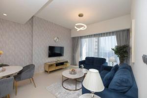 TV a/nebo společenská místnost v ubytování Chic 2BR APT at Act One Act Two Near Burj Khalifa 3504