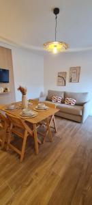 ein Wohnzimmer mit Tisch und Couch in der Unterkunft Limiria Studio in Santa-Maria-Poggio