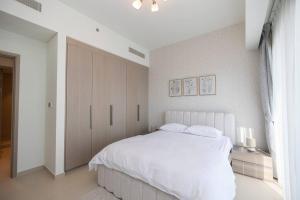 Postel nebo postele na pokoji v ubytování Chic 2BR APT at Act One Act Two Near Burj Khalifa 3504
