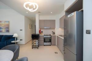 Kuchyň nebo kuchyňský kout v ubytování Chic 2BR APT at Act One Act Two Near Burj Khalifa 3504