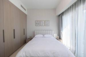 Postel nebo postele na pokoji v ubytování Chic 2BR APT at Act One Act Two Near Burj Khalifa 3504