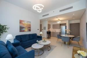 Posezení v ubytování Chic 2BR APT at Act One Act Two Near Burj Khalifa 3504