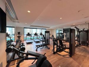 Fitness centrum a/nebo fitness zařízení v ubytování Chic 2BR APT at Act One Act Two Near Burj Khalifa 3504